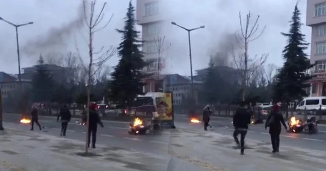 Kaza yapan motosikletli alev aldı