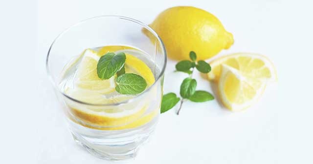 Limonlu Su Zayıflatır Mı? Limon Suyu İçmek Zararlı Mı