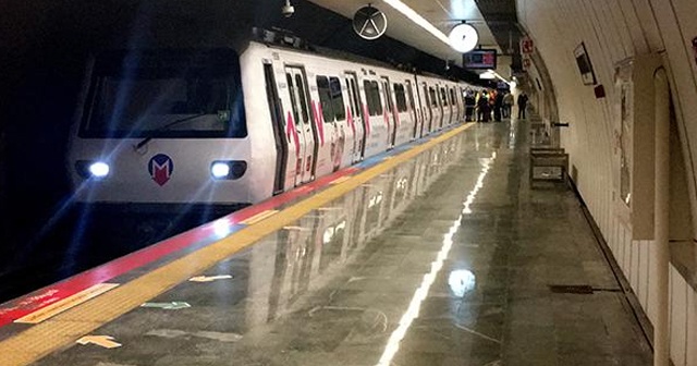 Metro istasyonunda raylara düşen kişi nedeniyle seferlerde aksama yaşandı