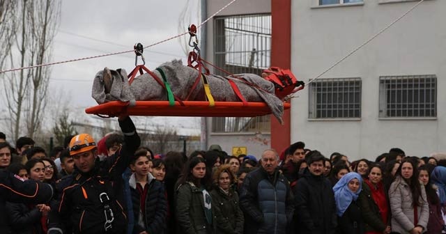 Okuldaki deprem tatbikatı gerçeğini aratmadı