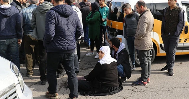 Olayı izlemeye daldı, ayağının üzerinden araba geçti