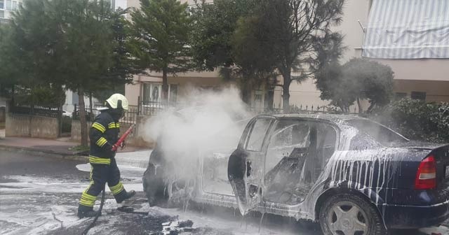 Otomobil alev alev yandı, sürücü canını zor kurtardı