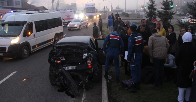 Otomobile arkadan çarpan servis minibüsü lokantaya girdi: 12 yaralı