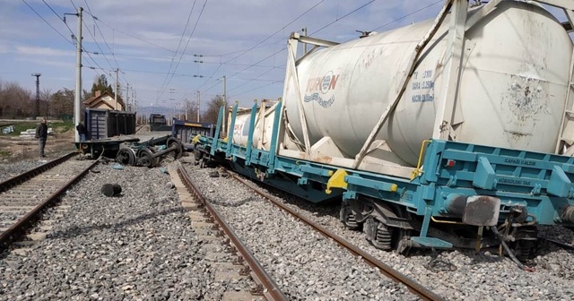 Raydan çıkan vagonlar yük trenine çarptı