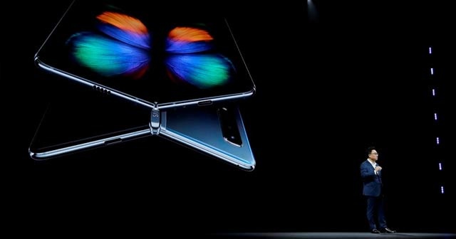 Samsung katlanabilir telefonu Galaxy Fold&#039;u tanıttı! Türkiye fiyatı belli oldu