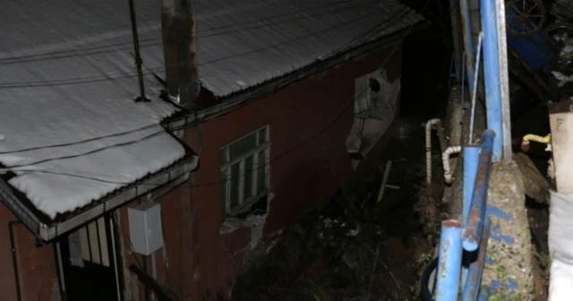 Sarıyer'de istinat duvarı evin üzerine çöktü