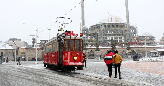 Taksim Meydanı beyaza büründü