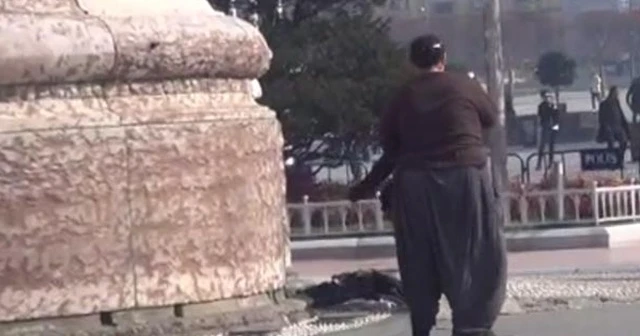 Taksim Meydanı'na geldi, eski kıyafetlerini giyerek dilendi