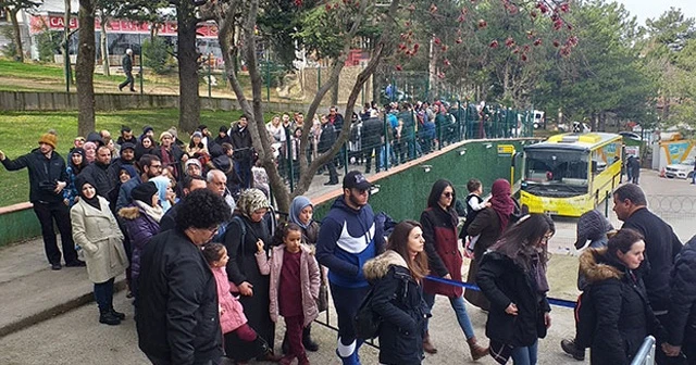 Teleferik fiyatları yarı yarıya ucuzladı, yüzlerce metre kuyruk oluştu