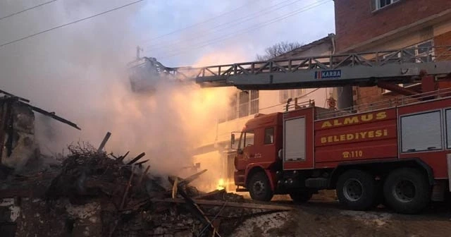 Tokat'ta ahşap ev alevlere teslim oldu