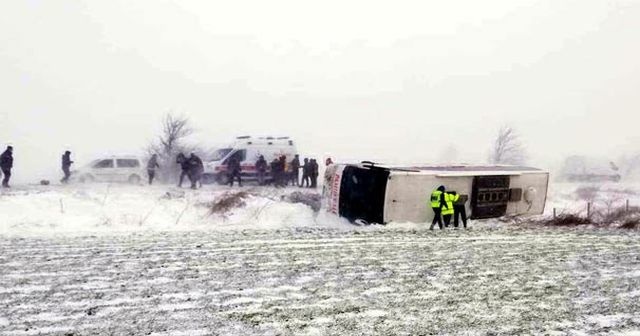 Trakya&#039;da kar ve tipi nedeniyle otobüs devrildi: 4 yaralı