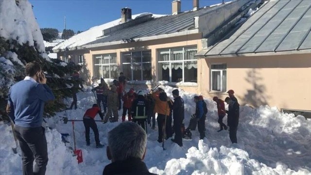 Uludağ'da çatıdaki kar kütlesi vatandaşların üzerine düştü