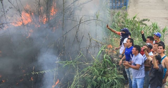 Venezuela&#039;da halka dağıtılacak gıdaların olduğu depolarda yangın