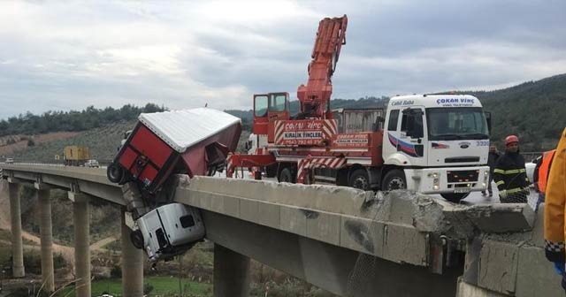 Viyadükte asılı kalan tır şoförü böyle kurtarıldı