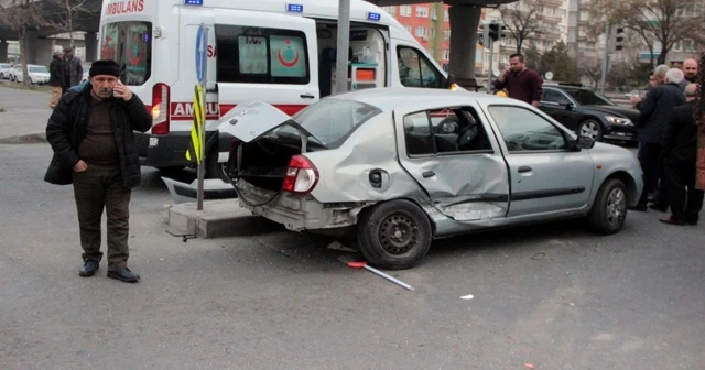 Zincirleme kazada araçlar büyük hasar gördü