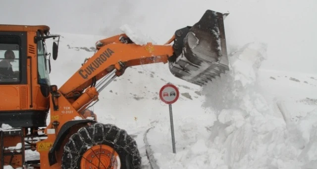 4 aydır kapalı olan Ardahan-Ardanuç yolu için çalışmalar başladı