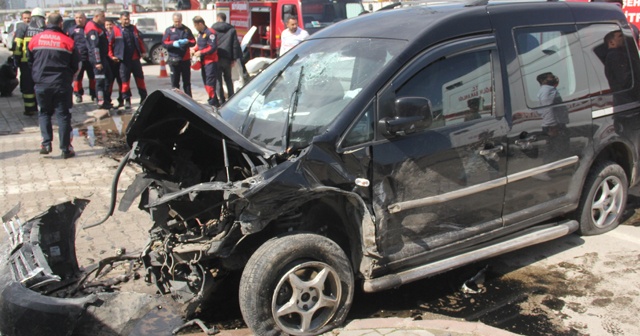 Adana&#039;da otomobil ile hafif ticari araç kafa kafaya çarpıştı: 3 yaralı