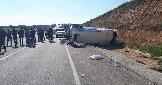 Adana’da seçim midibüsü devrildi: 15 yaralı