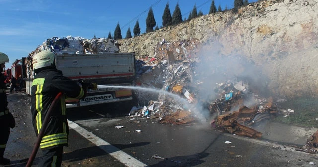 Alev alev yanan kağıt yüklü tır, TEM’i trafiğe kapattı