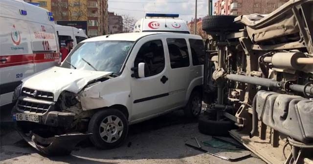 Ambulans ile hafif ticari araç çarpıştı: 5 yaralı