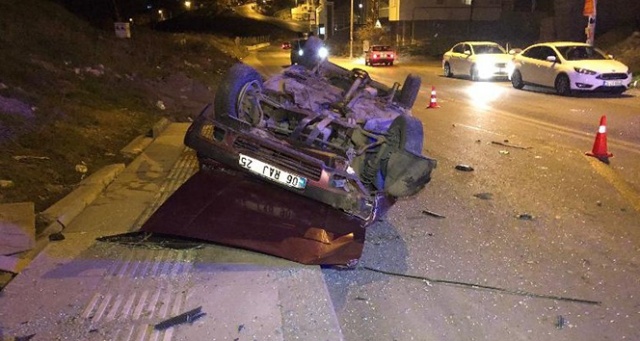 Ankara&#039;da &#039;dur&#039; ihtarına uymayan ehliyetsiz sürücü takla attı: 5 yaralı