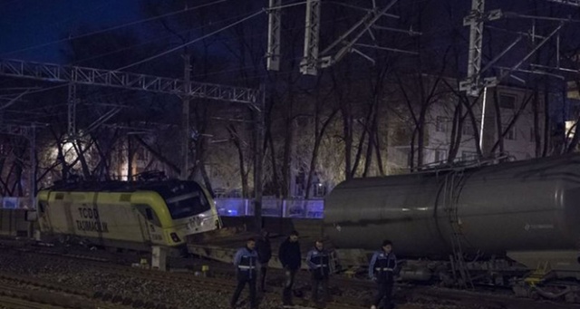 Ankara Sincan&#039;da trenin iki vagonu raydan çıktı