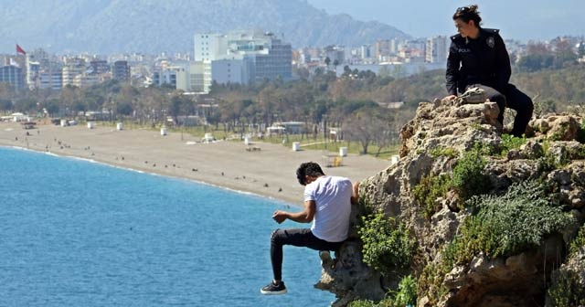 Antalya&#039;da genç adamı uçurumun kenarından alan kadın komisere plaket