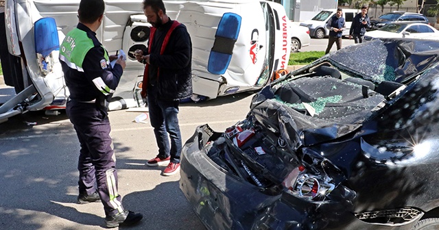 Antalya&#039;da kahreden kaza! Ambulansla otomobil arasında sıkışan genç hayatını kaybetti