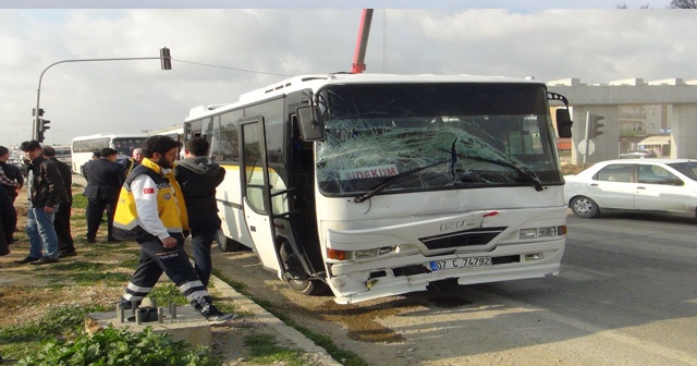 Antalya&#039;da otel servisi ticari araca arkadan çarptı: 6 yaralı