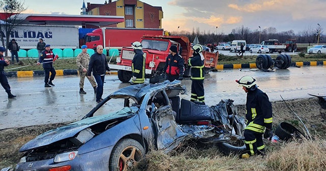 Askerlerin bulunduğu otomobil ile kamyon çarpıştı: 3 komando hayatını kaybetti