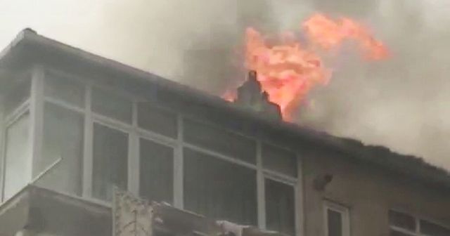 Bahçelievler&#039;de bir evin çatısı alev alev yandı