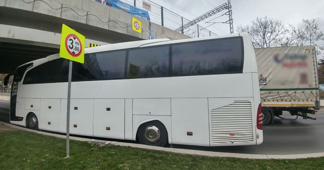 Bakırköy&#039;de önce tır, ardından tur otobüsü alt geçide sıkıştı