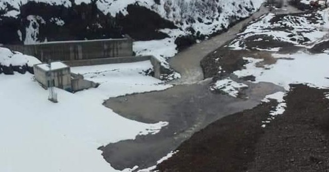 Baraj gölünde sızıntı başladı, 12 ev tahliye edildi