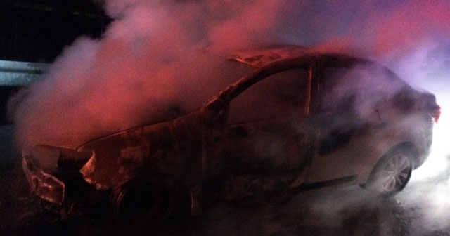 Bolu’da arızalanan otomobil alev alev yandı