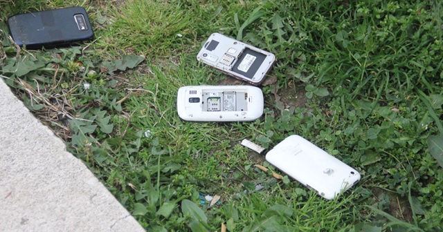 Cami bahçesinde bataryaları ve sim kartları sökülmüş 4 adet telefon bulundu