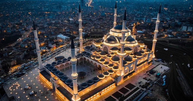 Çamlıca Camii görüntüsüyle İstanbul&#039;u süslüyor