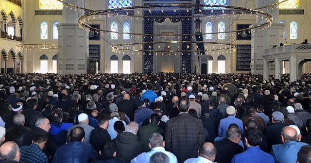 Çamlıca Camii'nde ilk cuma namazı