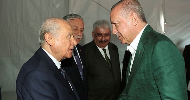 Cumhurbaşkanı Erdoğan ve Devlet Bahçeli miting öncesi bir süre sohbet etti