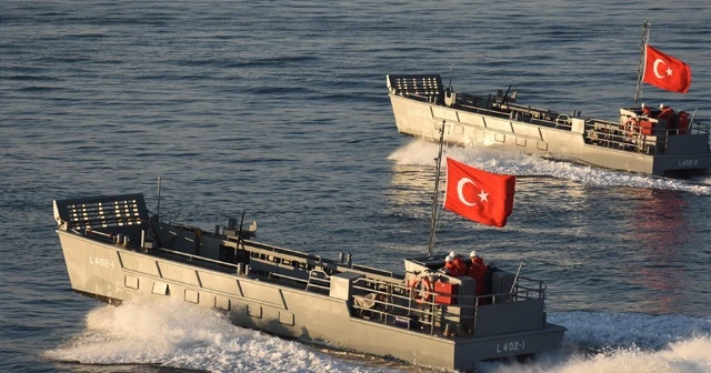 Deniz komandolarının çıkarma harekatı göz kamaştırdı