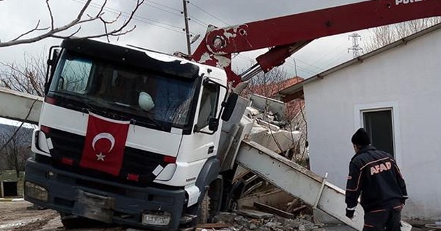 Devrilen beton kamyonunun altında can verdi