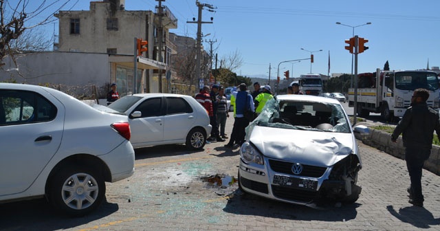 Devrilen otomobil park halindeki araca çarptı: 2 yaralı