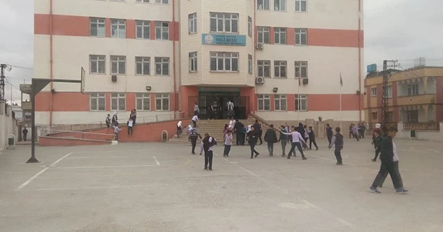 Dili boğazına kaçan öğrenciyi güvenlik görevlisi kurtardı
