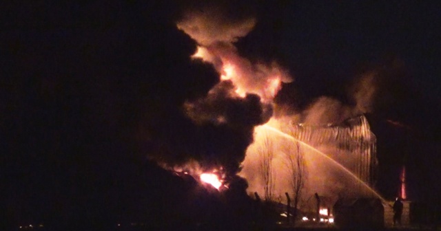 Diyarbakır’da köpük tabak fabrikasında büyük yangın