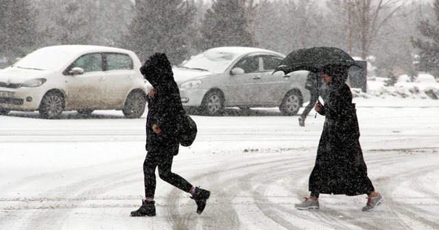 Doğu&#039;da vatandaşlar sandığa kar yağışı altında gitti