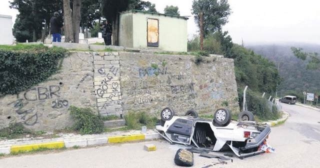 Dua etmek için mezarlığa gitti... Araçlarıyla 3 metreden yere çakıldı!