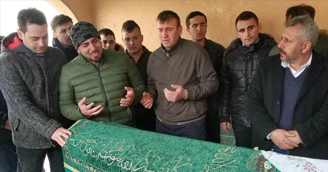 Düğününde annesi öldürülen damat, tabutun başında gözyaşı döktü
