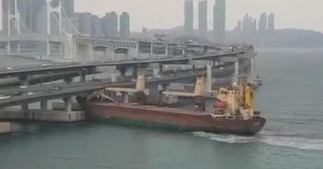 Durdurulamayan Rus gemisi Kore’de köprüye çarptı