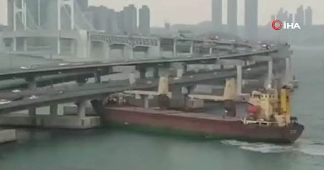 Durdurulamayan Rus gemisi Kore’de köprüye çarptı