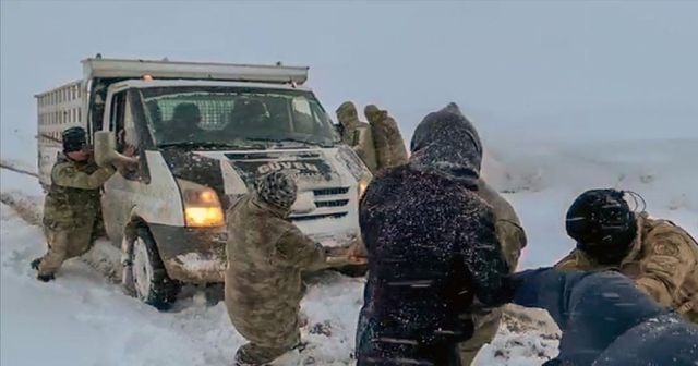 Ekipler kar ve tipide vatandaşları seçim merkezlerine ulaştırdı