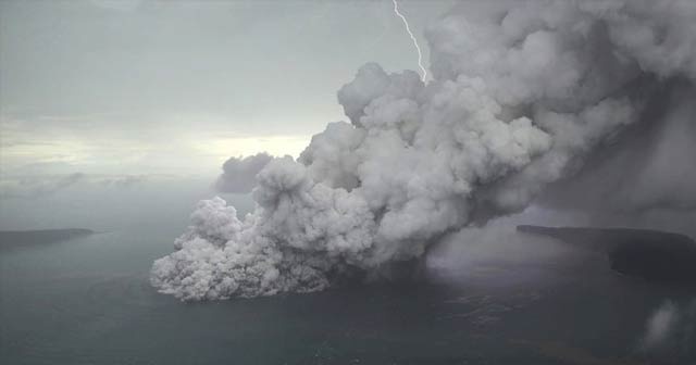 Endonezya diken üstünde! &#039;Krakatau&#039;nun Çocuğu&#039; uyandı!